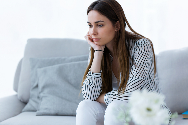 Trong khi tôi loay hoay tìm cách ra khỏi nhà nghỉ thì người chồng xảo quyệt đã ập vào với chiếc điện thoại đang livestream trên facebook Trong khi tôi loay hoay tìm cách ra khỏi nhà nghỉ thì người chồng xảo quyệt đã ập vào với chiếc điện thoại đang livestream trên facebook
