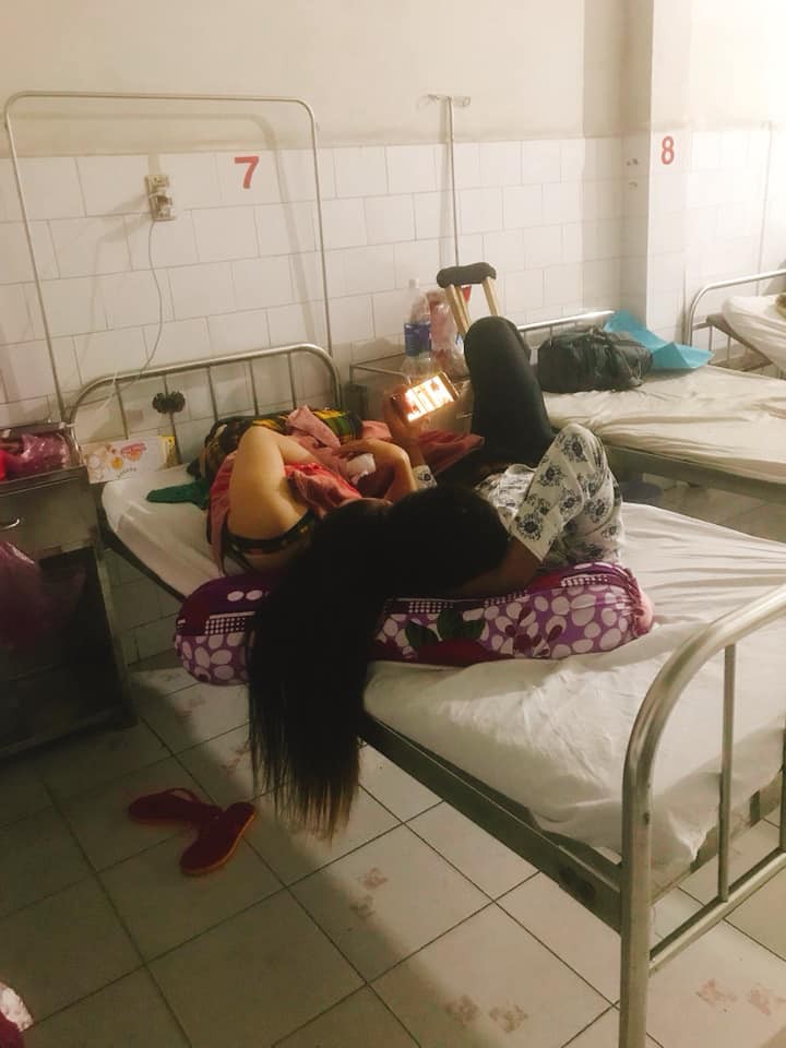 Nhức mắt với chị gái giường bên vừa ở bẩn vừa vô ý, lại còn 'tí toáy' với bồ ngay trong bệnh viện Nhức mắt với chị gái giường bên vừa ở bẩn vừa vô ý, lại còn 'tí toáy' với bồ ngay trong bệnh viện