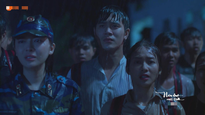 Hậu Duệ Mặt Trời tập 17-18: Chia tay Duy Kiên, Hoài Phương liều mạng cứu người trong cơn bão - 9 Hậu Duệ Mặt Trời tập 17-18: Chia tay Duy Kiên, Hoài Phương liều mạng cứu người trong cơn bão - 9