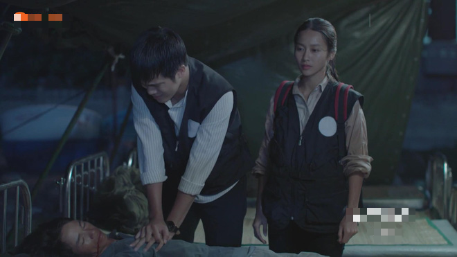 Hậu Duệ Mặt Trời tập 17-18: Chia tay Duy Kiên, Hoài Phương liều mạng cứu người trong cơn bão - 11 Hậu Duệ Mặt Trời tập 17-18: Chia tay Duy Kiên, Hoài Phương liều mạng cứu người trong cơn bão - 11