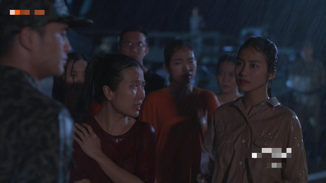 Hậu Duệ Mặt Trời tập 17-18: Chia tay Duy Kiên, Hoài Phương liều mạng cứu người trong cơn bão - 5 Hậu Duệ Mặt Trời tập 17-18: Chia tay Duy Kiên, Hoài Phương liều mạng cứu người trong cơn bão - 5