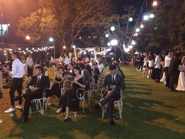 Khả Ngân mặc váy công chúa, đi dép tổ ong đến dự đám cưới đồng nghiệp Hậu Duệ Mặt Trời - 5 Khả Ngân mặc váy công chúa, đi dép tổ ong đến dự đám cưới đồng nghiệp Hậu Duệ Mặt Trời - 5