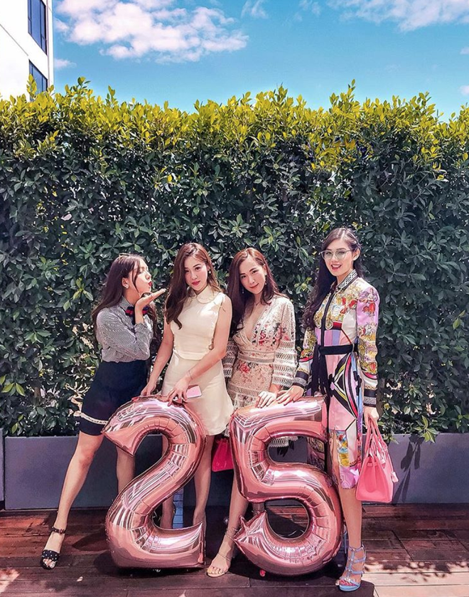 Tiểu thư Rich Kid Việt đăng ảnh với hội bạn thân, dân tình nóng lòng muốn biết danh tính từng người - 12 Tiểu thư Rich Kid Việt đăng ảnh với hội bạn thân, dân tình nóng lòng muốn biết danh tính từng người - 12