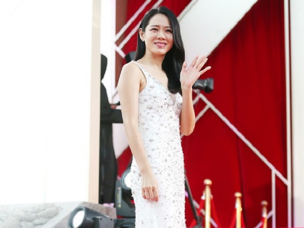 Thảm đỏ The Seoul Awards: Son Ye Jin, Seohyun đẹp tựa nữ thần, diễn viên U50 gây tranh cãi vì hở bạo Thảm đỏ The Seoul Awards: Son Ye Jin, Seohyun đẹp tựa nữ thần, diễn viên U50 gây tranh cãi vì hở bạo