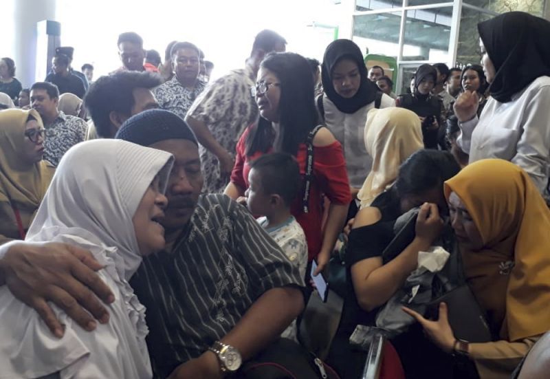 Hình ảnh thân nhân hành khách máy bay Indonesia lo lắng ngóng tin - 4 Hình ảnh thân nhân hành khách máy bay Indonesia lo lắng ngóng tin - 4