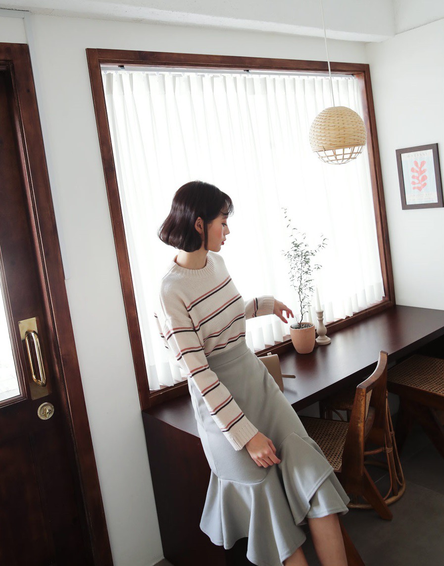 Nếu hỏi item nào trẻ trung và dễ mặc nhất trong mùa lạnh thì câu trả lời chính là áo len kẻ - 8 Nếu hỏi item nào trẻ trung và dễ mặc nhất trong mùa lạnh thì câu trả lời chính là áo len kẻ - 8