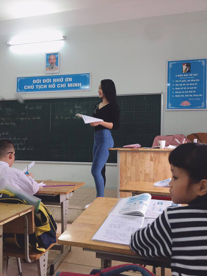 Từ một tấm ảnh chụp trộm, cô giáo tiểu học được 'săn lùng' vì thân hình nóng bỏng Từ một tấm ảnh chụp trộm, cô giáo tiểu học được 'săn lùng' vì thân hình nóng bỏng