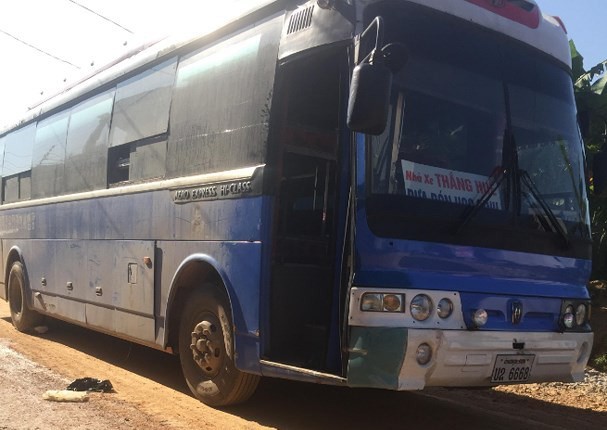 Trượt chân lúc lên xe, nữ sinh 17 tuổi bị xe khách cán chết thương tâm Trượt chân lúc lên xe, nữ sinh 17 tuổi bị xe khách cán chết thương tâm
