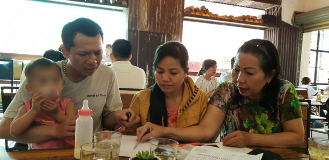 Gia đình bức xúc vì bé gái 2 tuổi nghi bị nhúng chân vào nước sôi tại trường mầm non ở Sài Gòn