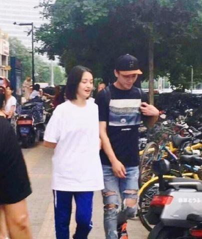Nghi vấn Trịnh Sảng sắp kết hôn với bạn trai CEO giàu có khi lộ ảnh đi xem nhà mới - 6 Nghi vấn Trịnh Sảng sắp kết hôn với bạn trai CEO giàu có khi lộ ảnh đi xem nhà mới - 6