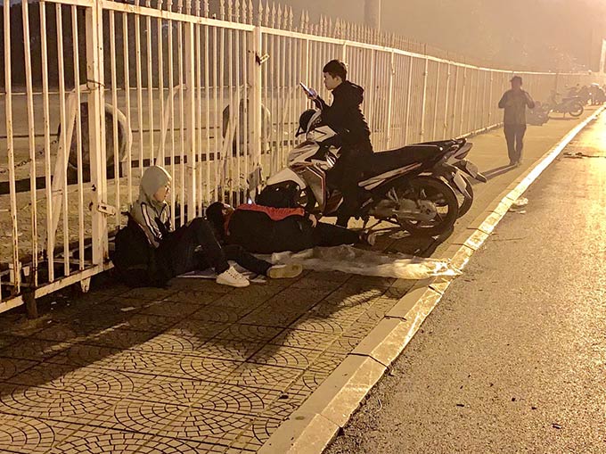Côn đồ ngang nhiên đuổi nữ sinh để giành chỗ mua vé Việt Nam - Malaysia - 1 Côn đồ ngang nhiên đuổi nữ sinh để giành chỗ mua vé Việt Nam - Malaysia - 1