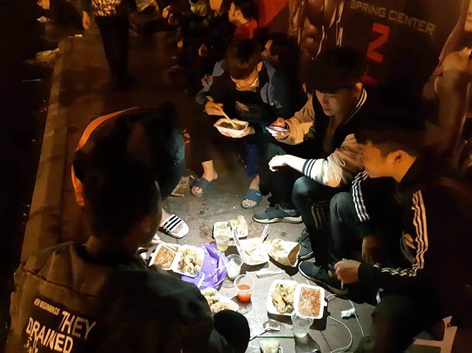 Côn đồ ngang nhiên đuổi nữ sinh để giành chỗ mua vé Việt Nam - Malaysia - 2 Côn đồ ngang nhiên đuổi nữ sinh để giành chỗ mua vé Việt Nam - Malaysia - 2