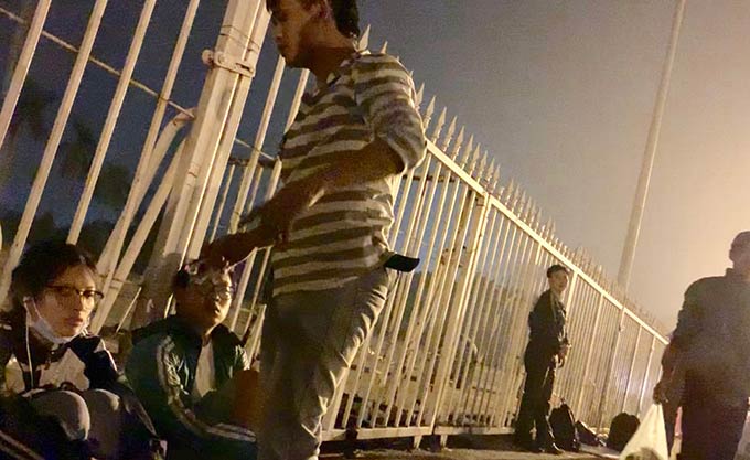 Côn đồ ngang nhiên đuổi nữ sinh để giành chỗ mua vé Việt Nam - Malaysia - 4 Côn đồ ngang nhiên đuổi nữ sinh để giành chỗ mua vé Việt Nam - Malaysia - 4