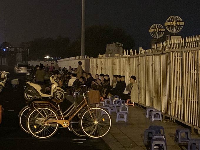 Côn đồ ngang nhiên đuổi nữ sinh để giành chỗ mua vé Việt Nam - Malaysia - 5 Côn đồ ngang nhiên đuổi nữ sinh để giành chỗ mua vé Việt Nam - Malaysia - 5