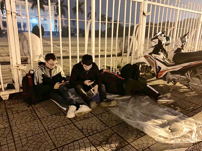 Côn đồ ngang nhiên đuổi nữ sinh để giành chỗ mua vé Việt Nam - Malaysia Côn đồ ngang nhiên đuổi nữ sinh để giành chỗ mua vé Việt Nam - Malaysia
