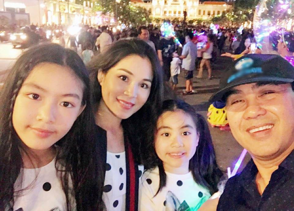 MC Quyền Linh mặc váy hoa sặc sỡ, trở thành mẫu 'bất đắc dĩ' để con gái thỏa sức sáng tạo thời trang - 4 MC Quyền Linh mặc váy hoa sặc sỡ, trở thành mẫu 'bất đắc dĩ' để con gái thỏa sức sáng tạo thời trang - 4