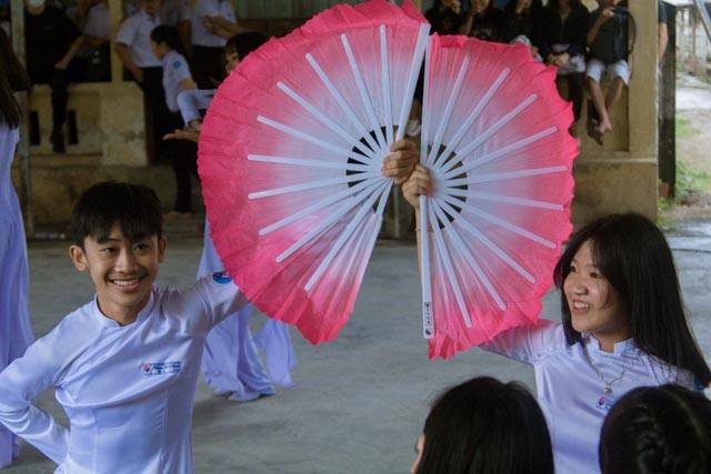 Giữa dàn nữ sinh múa quạt xuất hiện một bóng dáng nam nhân thần thái ngút ngàn khiến dân mạng bất ngờ - 2 Giữa dàn nữ sinh múa quạt xuất hiện một bóng dáng nam nhân thần thái ngút ngàn khiến dân mạng bất ngờ - 2