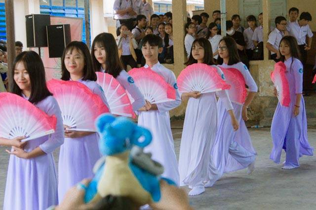 Giữa dàn nữ sinh múa quạt xuất hiện một bóng dáng nam nhân thần thái ngút ngàn khiến dân mạng bất ngờ Giữa dàn nữ sinh múa quạt xuất hiện một bóng dáng nam nhân thần thái ngút ngàn khiến dân mạng bất ngờ