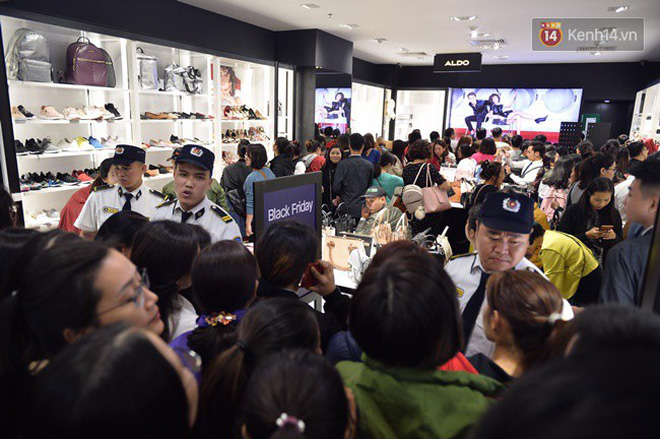 'Vỡ trận' ngày Black Friday ở TTTM Hà Nội: Hàng trăm người luồn lách qua khe cửa để mua hàng - 1 'Vỡ trận' ngày Black Friday ở TTTM Hà Nội: Hàng trăm người luồn lách qua khe cửa để mua hàng - 1