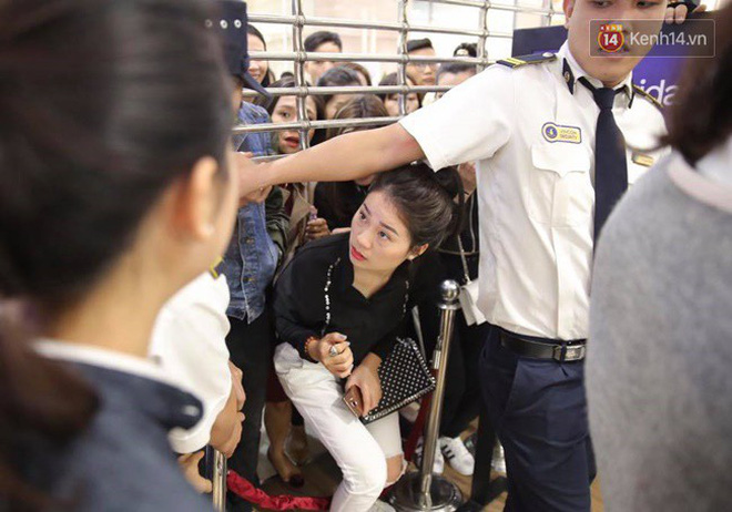 'Vỡ trận' ngày Black Friday ở TTTM Hà Nội: Hàng trăm người luồn lách qua khe cửa để mua hàng - 10 'Vỡ trận' ngày Black Friday ở TTTM Hà Nội: Hàng trăm người luồn lách qua khe cửa để mua hàng - 10