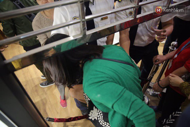 'Vỡ trận' ngày Black Friday ở TTTM Hà Nội: Hàng trăm người luồn lách qua khe cửa để mua hàng - 11 'Vỡ trận' ngày Black Friday ở TTTM Hà Nội: Hàng trăm người luồn lách qua khe cửa để mua hàng - 11