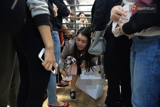 'Vỡ trận' ngày Black Friday ở TTTM Hà Nội: Hàng trăm người luồn lách qua khe cửa để mua hàng - 12 'Vỡ trận' ngày Black Friday ở TTTM Hà Nội: Hàng trăm người luồn lách qua khe cửa để mua hàng - 12