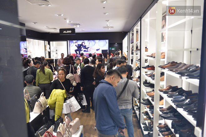 'Vỡ trận' ngày Black Friday ở TTTM Hà Nội: Hàng trăm người luồn lách qua khe cửa để mua hàng - 2 'Vỡ trận' ngày Black Friday ở TTTM Hà Nội: Hàng trăm người luồn lách qua khe cửa để mua hàng - 2