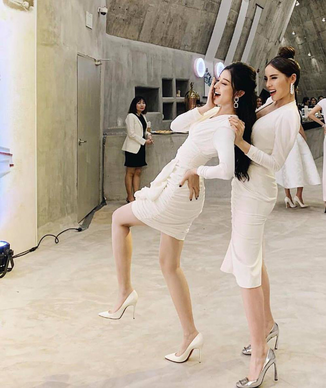 Kỳ Duyên - Huyền My thôi không còn 'sượng' khi chụp ảnh chung, gọi nhau 'chị ngả em nâng' thân thiết - 1 Kỳ Duyên - Huyền My thôi không còn 'sượng' khi chụp ảnh chung, gọi nhau 'chị ngả em nâng' thân thiết - 1