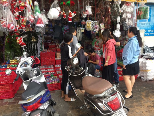 Cây thông Noel cao 6m có giá 33 triệu đồng Cây thông Noel cao 6m có giá 33 triệu đồng