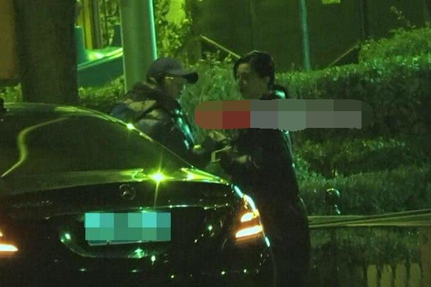 Phạm Băng Băng diện đồ xuề xòa, tâm trạng buồn bã khi đi ăn đêm cùng trợ lý - 2 Phạm Băng Băng diện đồ xuề xòa, tâm trạng buồn bã khi đi ăn đêm cùng trợ lý - 2