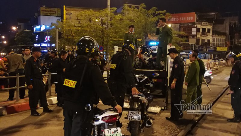 Tụ tập trà đá giữa ngã tư Hà Nội, gần 50 thanh niên bị 'hốt' về đồn - 5 Tụ tập trà đá giữa ngã tư Hà Nội, gần 50 thanh niên bị 'hốt' về đồn - 5