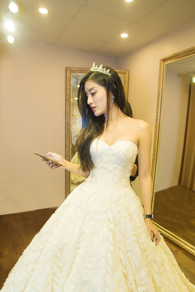 Huyền My lộ ảnh thử váy cưới, cư dân mạng xôn xao tin dàn Á hậu 'rủ nhau lấy chồng' - 5 Huyền My lộ ảnh thử váy cưới, cư dân mạng xôn xao tin dàn Á hậu 'rủ nhau lấy chồng' - 5