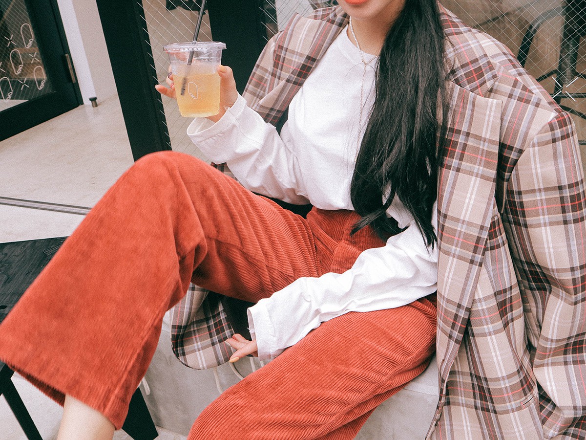 Đồ nhung bóng bẩy có thể sến nhưng 'nhung nổi gân' thì ngược lại, diện chỉ đẹp trở lên và cực sang xịn - 1 Đồ nhung bóng bẩy có thể sến nhưng 'nhung nổi gân' thì ngược lại, diện chỉ đẹp trở lên và cực sang xịn - 1