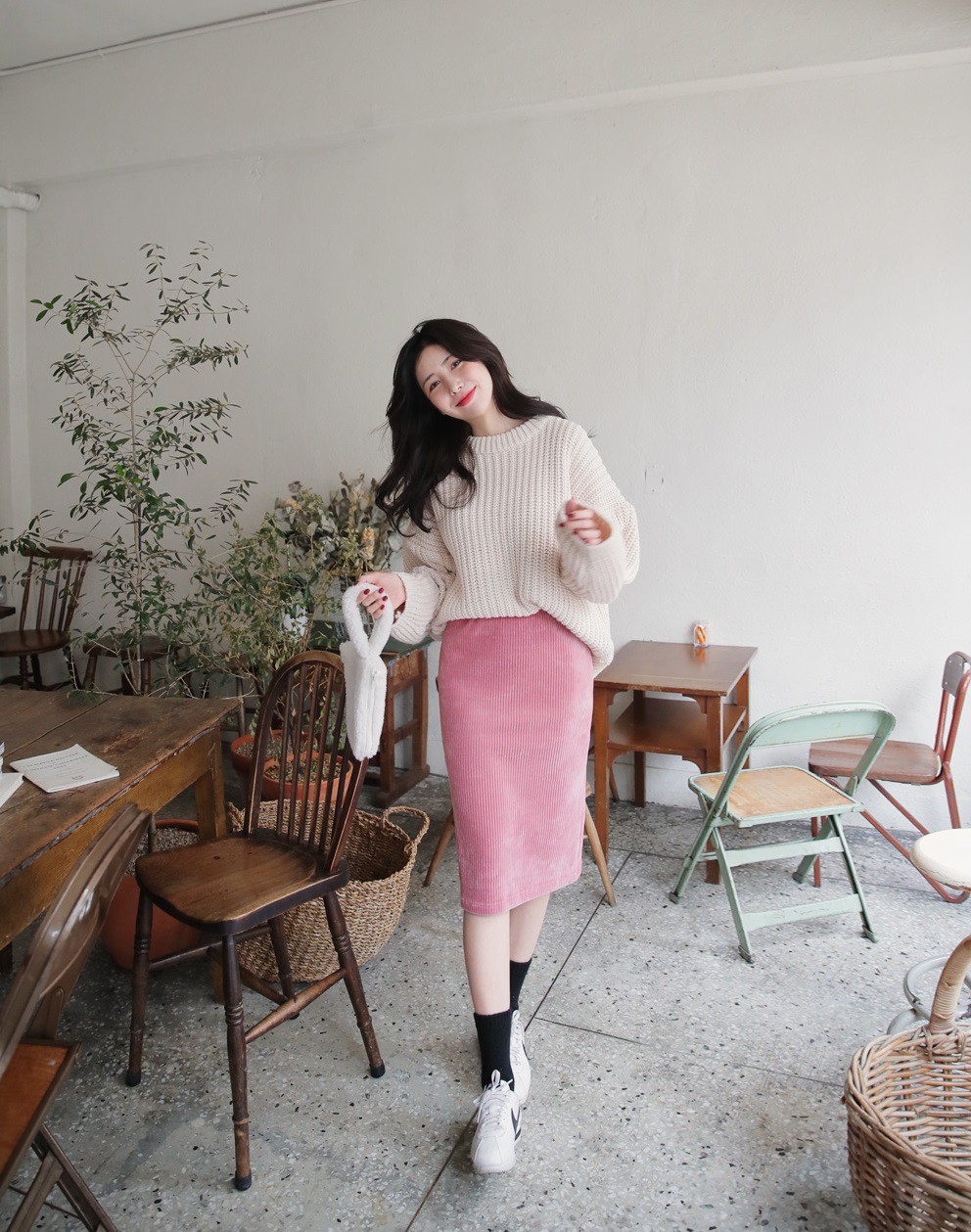 Đồ nhung bóng bẩy có thể sến nhưng 'nhung nổi gân' thì ngược lại, diện chỉ đẹp trở lên và cực sang xịn - 5 Đồ nhung bóng bẩy có thể sến nhưng 'nhung nổi gân' thì ngược lại, diện chỉ đẹp trở lên và cực sang xịn - 5