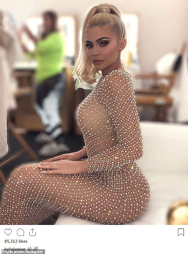 Không thua chị Kim, Kylie Jenner khoe siêu vòng 3 sexy hết cỡ với váy nude xuyên thấu Không thua chị Kim, Kylie Jenner khoe siêu vòng 3 sexy hết cỡ với váy nude xuyên thấu
