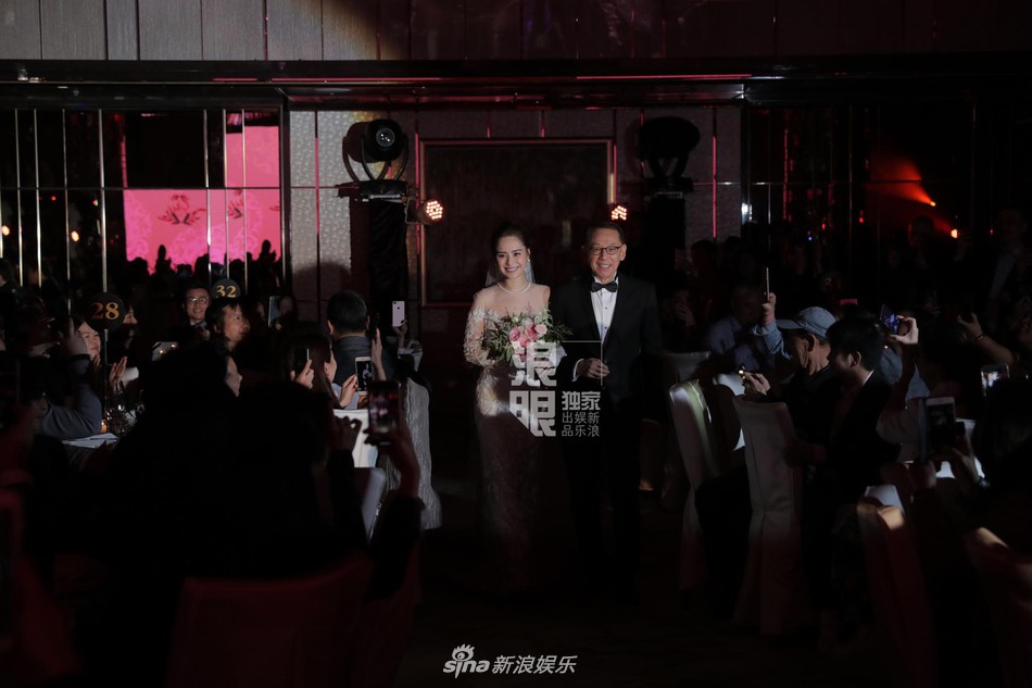 Đám cưới hoành tráng của Chung Hân Đồng: Ông trùm showbiz Hong Kong, con gái tài phiệt Macau cùng dàn sao hạng A tề tựu đông đủ - 31 Đám cưới hoành tráng của Chung Hân Đồng: Ông trùm showbiz Hong Kong, con gái tài phiệt Macau cùng dàn sao hạng A tề tựu đông đủ - 31