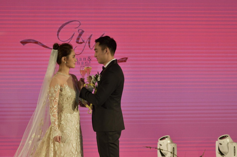 Đám cưới hoành tráng của Chung Hân Đồng: Ông trùm showbiz Hong Kong, con gái tài phiệt Macau cùng dàn sao hạng A tề tựu đông đủ - 33 Đám cưới hoành tráng của Chung Hân Đồng: Ông trùm showbiz Hong Kong, con gái tài phiệt Macau cùng dàn sao hạng A tề tựu đông đủ - 33
