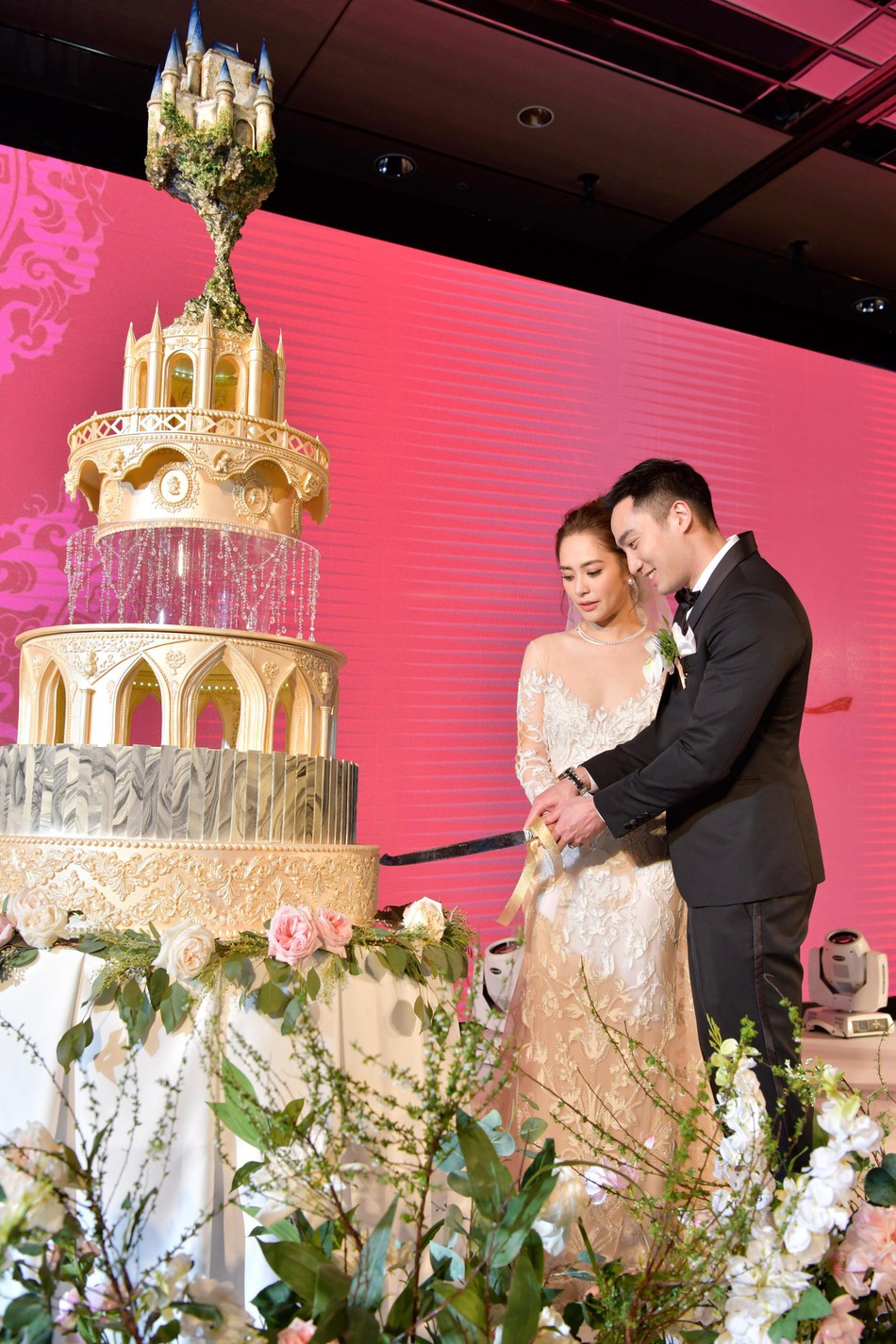 Đám cưới hoành tráng của Chung Hân Đồng: Ông trùm showbiz Hong Kong, con gái tài phiệt Macau cùng dàn sao hạng A tề tựu đông đủ - 35 Đám cưới hoành tráng của Chung Hân Đồng: Ông trùm showbiz Hong Kong, con gái tài phiệt Macau cùng dàn sao hạng A tề tựu đông đủ - 35