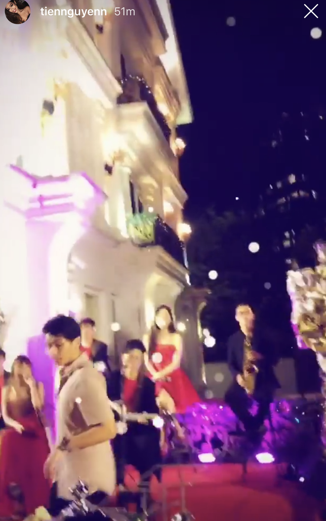 Noel của hội Rich Kid Việt: Chụp ảnh bên cây thông vẫn phải chọn nơi sang chảnh nhất, tổ chức party cực hoành tráng - 1 Noel của hội Rich Kid Việt: Chụp ảnh bên cây thông vẫn phải chọn nơi sang chảnh nhất, tổ chức party cực hoành tráng - 1