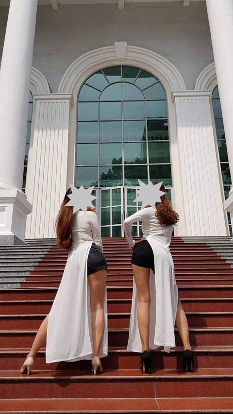 Hai cô gái mặc áo dài với quần đùi, tạo dáng phản cảm chụp kỷ yếu Hai cô gái mặc áo dài với quần đùi, tạo dáng phản cảm chụp kỷ yếu