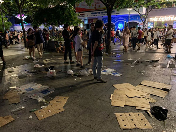 Rác ngập phố đi bộ Nguyễn Huệ sau màn bắn pháo hoa chào năm mới 2019 - 3 Rác ngập phố đi bộ Nguyễn Huệ sau màn bắn pháo hoa chào năm mới 2019 - 3