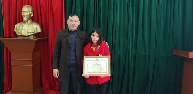 Nữ sinh nghèo đứng cả giờ chờ người đánh rơi túi tiền để trả lại - 1 Nữ sinh nghèo đứng cả giờ chờ người đánh rơi túi tiền để trả lại - 1