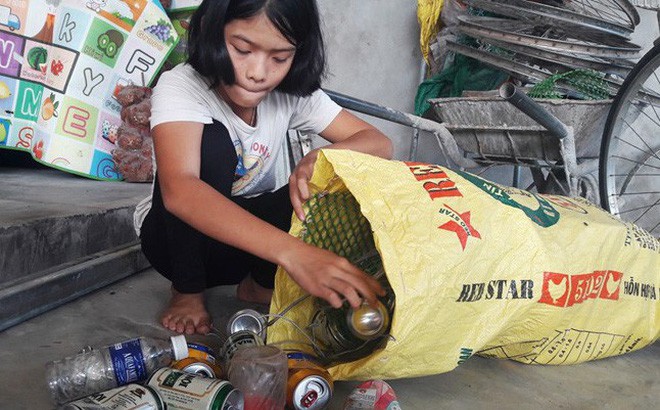 Nữ sinh nghèo đứng cả giờ chờ người đánh rơi túi tiền để trả lại Nữ sinh nghèo đứng cả giờ chờ người đánh rơi túi tiền để trả lại