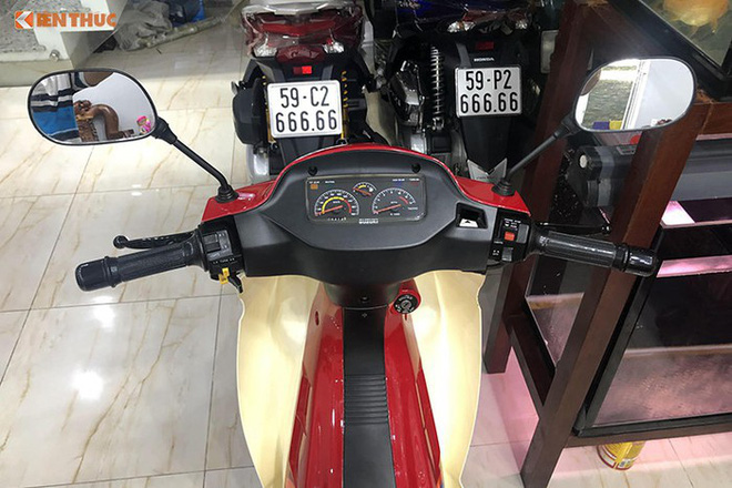 Hét giá 1 tỷ đồng: Chiếc xe máy Suzuki RGV 120 có gì đặc biệt? - 2 Hét giá 1 tỷ đồng: Chiếc xe máy Suzuki RGV 120 có gì đặc biệt? - 2
