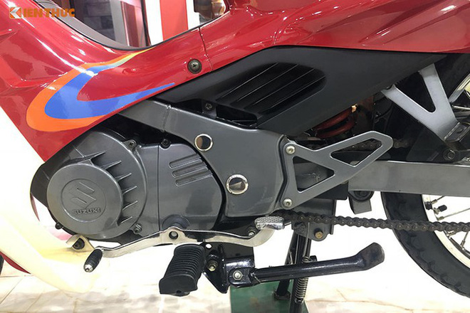 Hét giá 1 tỷ đồng: Chiếc xe máy Suzuki RGV 120 có gì đặc biệt? - 3 Hét giá 1 tỷ đồng: Chiếc xe máy Suzuki RGV 120 có gì đặc biệt? - 3
