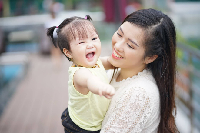 Mẹ trẻ khoe clip con gái dễ thương và hiếu động, cư dân mạng lại chú ý đến người chồng tháo vát chăm con chẳng kém gì hội chị em - 4 Mẹ trẻ khoe clip con gái dễ thương và hiếu động, cư dân mạng lại chú ý đến người chồng tháo vát chăm con chẳng kém gì hội chị em - 4