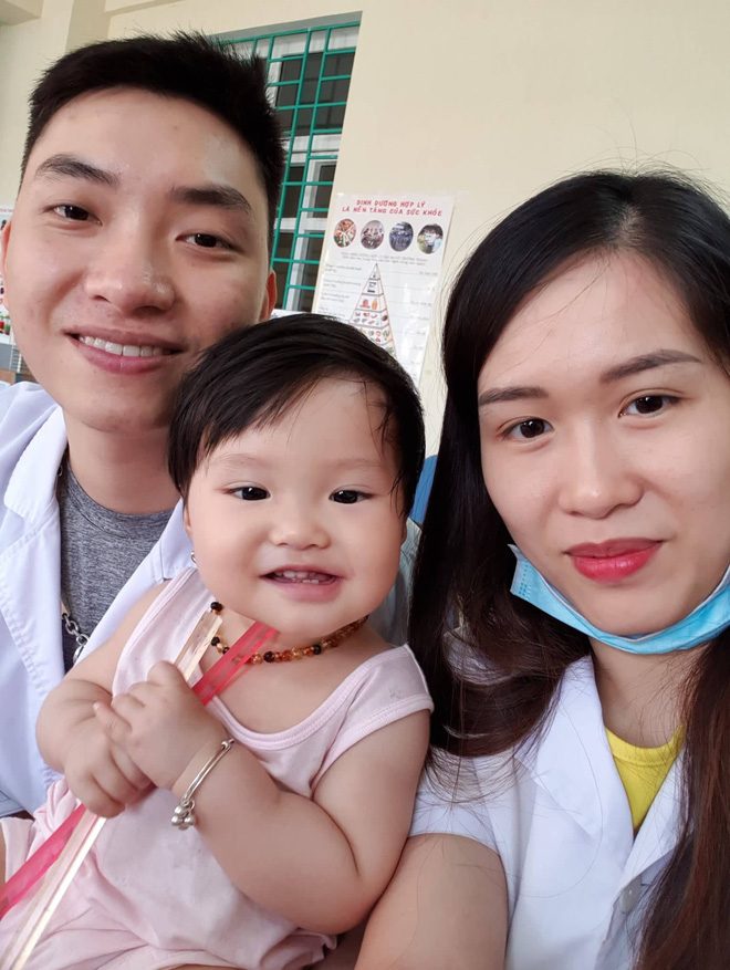 Mẹ trẻ khoe clip con gái dễ thương và hiếu động, cư dân mạng lại chú ý đến người chồng tháo vát chăm con chẳng kém gì hội chị em - 2 Mẹ trẻ khoe clip con gái dễ thương và hiếu động, cư dân mạng lại chú ý đến người chồng tháo vát chăm con chẳng kém gì hội chị em - 2