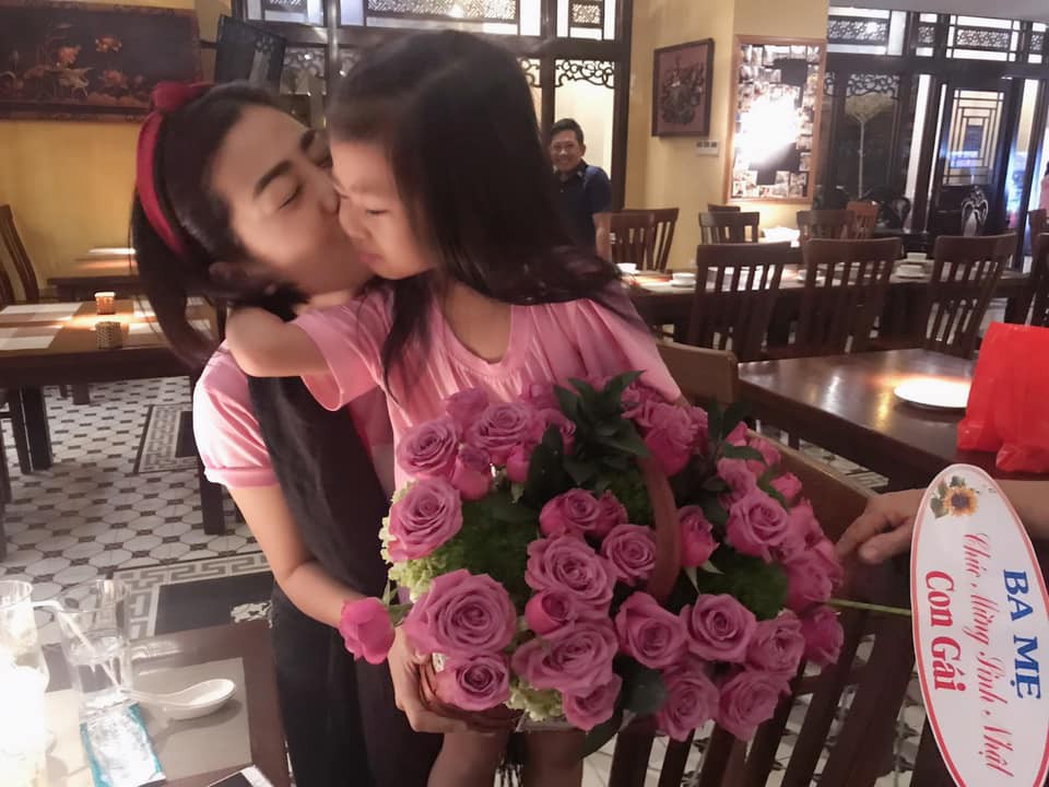 Mai Phương hạnh phúc tổ chức tiệc sinh nhật ấm áp bên gia đình sau 5 tháng tích cực điều trị ung thư - 1 Mai Phương hạnh phúc tổ chức tiệc sinh nhật ấm áp bên gia đình sau 5 tháng tích cực điều trị ung thư - 1