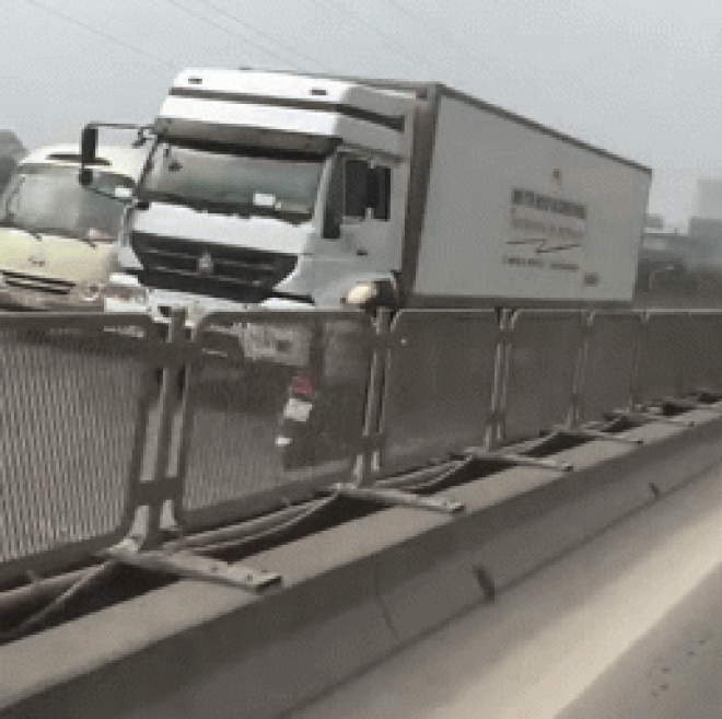 SỐC: Nữ lái xe ga chạy vun vút ở đường cấm trên cao SỐC: Nữ lái xe ga chạy vun vút ở đường cấm trên cao