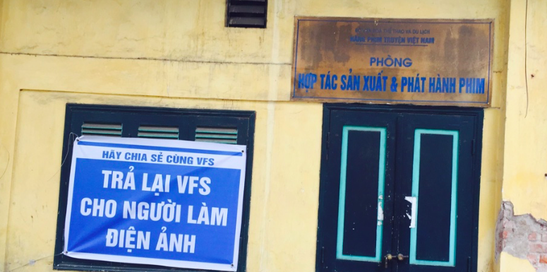 Bị nghệ sĩ căng biểu ngữ 'đuổi', chủ Hãng phim truyện Việt Nam xin lỗi - 1 Bị nghệ sĩ căng biểu ngữ 'đuổi', chủ Hãng phim truyện Việt Nam xin lỗi - 1
